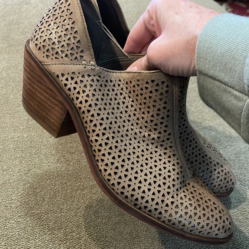 Vince Camuto Mesh Booties Size 7.5 Tan Brown Shoes - Picture 5 of 10
